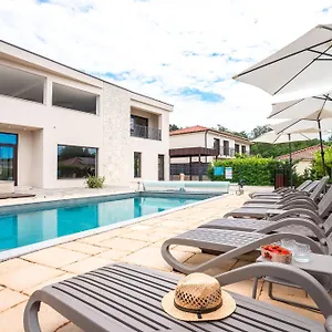 Vsg - Relaxing Apartments, 200m From The Sea, With Pool, Sauna & Jacuzzi Kroatië